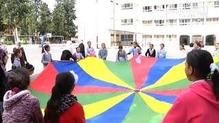 متطوعين من المجتمع المحلي ينظمون نشاطاً ترفيهياً في مخيم طولكرم