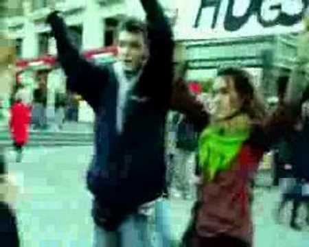 Free Hugs Campaign FRANCE, Paris Story