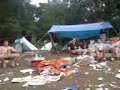 Fietsen door een stapel kratten op camping dennenoord