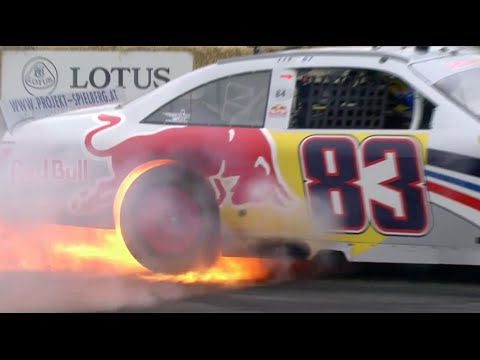 Toyota Camry de la NASCAR quemando neumáticos 