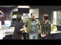videos de Mara Davis talks with some of the cast of Dad's Garage