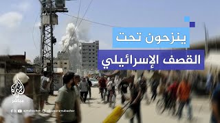 فلسطينيون ينزحون تحت القصـ ـف الإسرائيلي على مخيم النصيرات وسط قطاع غزة