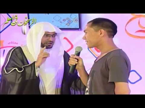 الشيخ المغامسي يلقن الشهادة لمجموعة من المسلمين الجدد