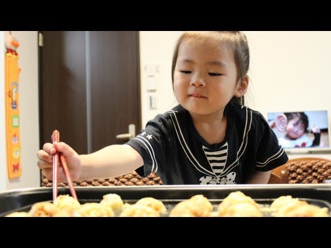 Rino - 2012年7月15日/3歳1ヶ月 Supper of this day is Takoyaki. Rino challenged the making of batter and how to grill takoyaki while being taught it by a mom. Takoyaki whic...