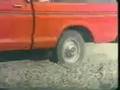 ford f100 remolcando vagones
