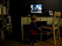 Ella tittar p� Ella som dansar