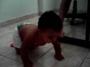 Duda engatinhando