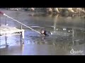 Un gros se jete dans un lac gelé