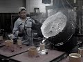 Cubano y Juanito vaciando aluminio