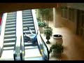 Velhinho na escada rolante