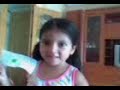 mi hija saludando y mostrando sus dibujos.