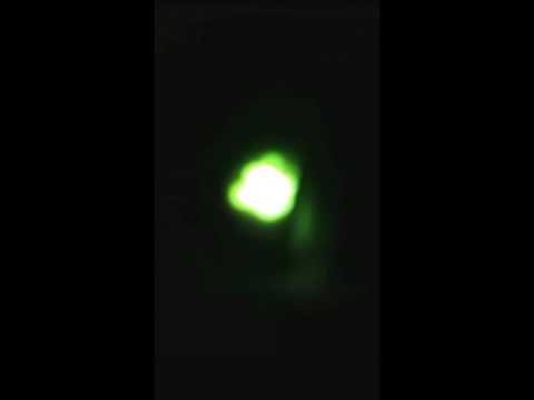 Luciole - Luciole filmée à Angoulême Par une chaude soirée d'été, j'ai fait la rencontre avec un insecte original et un peu magique. Petite luciole éclaire la nuit. [....