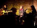 Invitada por el trío Los Cigarros, interpreta Vieja Viola acompañada en guitarras por Ney Peraza y Nicolás Ibarburu