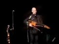 Anders Peev spelar och berättar historien om sin gula gitarr
