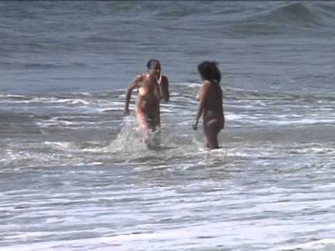 nudista - La única playa nudista de Chile, Playa Luna, donde se realiza el naturismo. Este fragmento forma parte de un documental realizado para Frutos del País, por R...