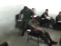 recruta do exército dorme durante a instrução e recebe um bom dia caloroso!