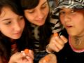 Milla, Lilly e Hanna comendo cabeça de abobora