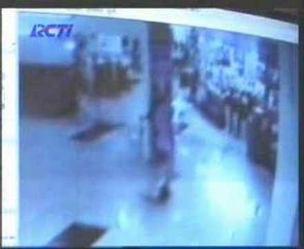 anak jatuh di ITC surabaya