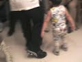 bebe bailando
