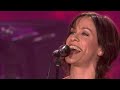explosive and energetic alanis morissette pulls in the audience on this soundstage with hints of hard rock, gentle folk, electronic beats and free flowing eastern melodies. the set includes quintessential hits about loving and letting go from the seven-time grammy winner's days as a confessional rock phenomenon: 