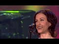 explosive and energetic alanis morissette pulls in the audience on this soundstage with hints of hard rock, gentle folk, electronic beats and free flowing eastern melodies. the set includes quintessential hits about loving and letting go from the seven-time grammy winner's days as a confessional rock phenomenon: 