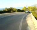 Afdaling op de brommer met motor uit vanaf Tsjoukoulades naar Lefkas-stad.