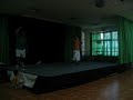 Presentando a los que van a participar en un presin cach improvisado por ellos.