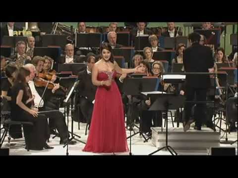 Verdi - Trois stars du monde lyrique interprètent des oeuvres de Verdi, dont on célébrera le bicentenaire de la naissance en 2013. Un somptueux concert de fête, retr...
