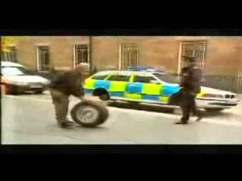 Ayudando a una anciana a robar un patrullero - Bromas