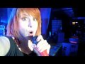 Hayley pega câmera de fã durante show