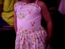 Laurinha prova o vestidinho que ganhou da Vovó. Laurinha prova o vestidinho que ganhou da Vovó.