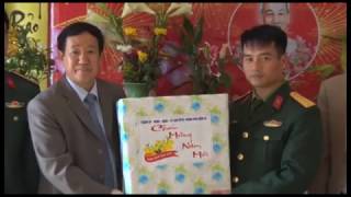 Đồng chí Phạm Ngọc Hải, Ủy viên BTV Thành ủy - Phó chủ tịch HĐND thành phố tặng quà các đơn vị quân đội