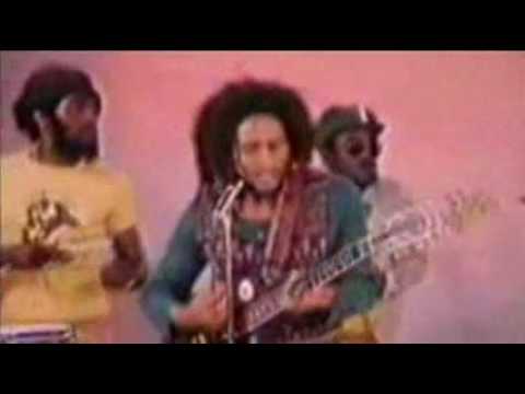 Video de Roots, Rock, Reggae (single mix) de Bob Marley & The Wailers