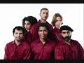 lyrics...


jag s�g ett ljus i dina �gon, ett ljus som �nnu lever kvar. 
jag minns s� v�l den f�rsta g�ngen, min v�n.
vi m�ttes, det var sommar, och jag fann k�rleken.

tv� m�rka �gon, och leendet du gav mig
och ingenting var l�ngre som f�rut.
den varma k�nsla, som bor n�nstans inom dig
f�r�ndrade mitt liv p� en minut.
tv� m�rka �gon, och k�rleksl�gor t�ndes
som v�rmde mig och lyste upp min v�g.
den blick du gav mig, s� underbar den k�ndes,
den sommaren f�r l�nge sen, d� jag fann k�rleken.

det fanns en s�ng p� dina l�ppar,
en s�ng som du l�rde mig f�rst�.
jag minns s� v�l de vackra orden, min v�n,
du l�rde mig den sommar'n, n�r jag fann k�rleken.

tv� m�rka �gon, och leendet du gav mig
och ingenting var l�ngre som f�rut.
den varma k�nsla, som bor n�nstans inom dig
f�r�ndrade mitt liv p� en minut.
tv� m�rka �gon, och k�rleksl�gor t�ndes
som v�rmde mig och lyste upp min v�g.
den blick du gav mig, s� underbar den k�ndes,
den sommaren f�r l�nge sen, d� jag fann k�rleken