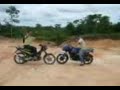 En ste video se suepe apresiar el presiso instante en el que dos supermotos realizan acrobacias mortales...veanlo ustedes mismos...jejeje