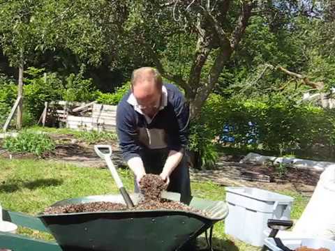 how to fertilize potting soil
