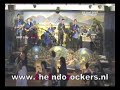 the limitz plays the song gandon é for an enthousiastic public. this means cradling a baby till he falls asleep. the people are dancing 