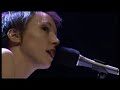 spectacle de jeanne cherhal (fin 2004) � la cigale...
elle commence, en douceur, par une intro in�dite de 1min30, au piano, et enchaine tout en fluidit� sur 