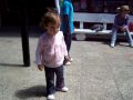 Esme jugando a la pelota jajajaj      100_6549.MOV