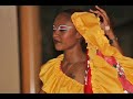 alain ramanisum - li tourner

paroles:

dans tou fiesta li kass dan tas
si li na pa la na pa ena nissa
sirtout kan line fini bambam
sa so life li kontent tamtam
mette lafaya sans traka
sans alala na pena blabla
li pou dibouter li pou danser
dans tou koter li pou tourner

mette so lecorp devant so lecorp derrier
lecorp devant so lecorp derriere
lecorp devant so lecorp derriere
so lecorp devant so lecorp derriere
li touner li tourner

li leve so la main lao
li leve so la main lao
li leve so la main lao
li leve so la main lao

parfois dans marriage sans letalaze
li pa inviter li pou rentrer
li pou manzer bwar kozer rier
kouma dire propre famille la marier
so nom rozo li ene grand cerveaux
dan so cafe na pena trillage
kotte li passer li pou dancer
meme kass kasser la li pou tourner

bambam doudoudou bambam apres li fer so tamtam
tamtam kan fini bambam apres li fer so tamtam

(refrain)