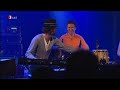 klaus doldinger (sax, bambusfl�te),
roberto di gioia (kb),
martin scales (g),
patrick scales (b),
ernst str�er (percussion),
biboul darouiche (percussion)
christian lettner (dr)