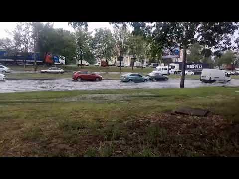 З’явилося відео, як одна зі столичних вулиць після зливи перетворилася на річку