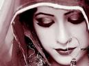 Woh - Woh bheege pal, woh bheegi yaadein...... woh tanha raatein, woh teri baatein, bhula nahi, bhula nahi.... saari duniya ka maine pyaar paaya teri chaahato mein...