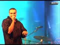 Actuación de Tote King interpretando el tema 
