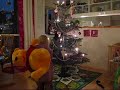 dina danser om juletr�et med peter plys. men s� skubber han hende og s� er den leg slut.