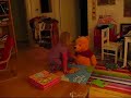 dina danser om juletr�et med peter plys. men s� skubber han hende og s� er den leg slut.