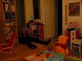 dina danser om juletr�et med peter plys. men s� skubber han hende og s� er den leg slut.