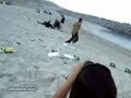 Borracho haciendo el ridículo en la playa