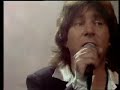 karat - jede stunde 1982

manche leute lieben nur die nacht,
weil sie verdeckt, was dunkel lacht.
ich liebe jede stunde.

andre beten nur zum sonnenschein
und glauben dann, im gl�ck zu sein.
doch ich mag jede stunde.

jeder tag zeigt mir sein gesicht.
es ist mir gleich, wie es zu mir spricht.
ich liebe jede stunde.

wenn ich deine n�he sp�r',
dann f�llt die zeit wie laub von mir.
ich liebe diese stunde.

wenn ich frier' und wenn ich na� bin,
genie�' ich das im-regen-stehn.
ich liebe jede stunde.

die zeit, sie wartet nicht,
sie gr�bt sich ein in mein gesicht
mit jeder neuen stunde.

ich lieb' die alte katze,
die still und heimlich lacht,
denn sie kennt alle wege.

auch die nacht zeigt mir ihr gesicht.
es ist mir gleich wie es zu mir spricht.
ich liebe jede stunde.

wenn ich deine n�he sp�r',
dann f�llt die zeit wie laub von mir.
ich liebe diese stunde.

(instrumental)

uhh! ich lebe doch!
mir gef�llt jeder augenblick.
ich liebe seinen zauber.

uhh! ich lebe doch.
und die zeit wartet nicht auf mich.
ich liebe jede stunde.

uhh! ich lebe doch!
mir gef�llt jeder augenblick.
ich liebe seinen zauber.

(instrumental)