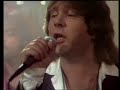 karat - jede stunde 1982

manche leute lieben nur die nacht,
weil sie verdeckt, was dunkel lacht.
ich liebe jede stunde.

andre beten nur zum sonnenschein
und glauben dann, im gl�ck zu sein.
doch ich mag jede stunde.

jeder tag zeigt mir sein gesicht.
es ist mir gleich, wie es zu mir spricht.
ich liebe jede stunde.

wenn ich deine n�he sp�r',
dann f�llt die zeit wie laub von mir.
ich liebe diese stunde.

wenn ich frier' und wenn ich na� bin,
genie�' ich das im-regen-stehn.
ich liebe jede stunde.

die zeit, sie wartet nicht,
sie gr�bt sich ein in mein gesicht
mit jeder neuen stunde.

ich lieb' die alte katze,
die still und heimlich lacht,
denn sie kennt alle wege.

auch die nacht zeigt mir ihr gesicht.
es ist mir gleich wie es zu mir spricht.
ich liebe jede stunde.

wenn ich deine n�he sp�r',
dann f�llt die zeit wie laub von mir.
ich liebe diese stunde.

(instrumental)

uhh! ich lebe doch!
mir gef�llt jeder augenblick.
ich liebe seinen zauber.

uhh! ich lebe doch.
und die zeit wartet nicht auf mich.
ich liebe jede stunde.

uhh! ich lebe doch!
mir gef�llt jeder augenblick.
ich liebe seinen zauber.

(instrumental)